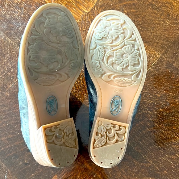 Sofft scrunch silver slide 3” stack heel.  Very comfortable - Picture 4 of 7